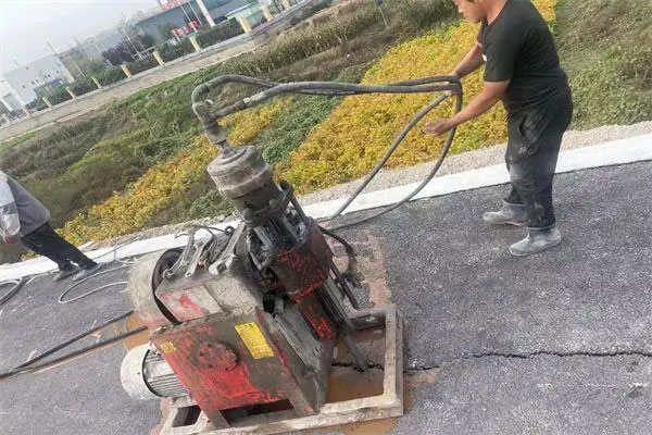 安达马路面下沉注浆加固